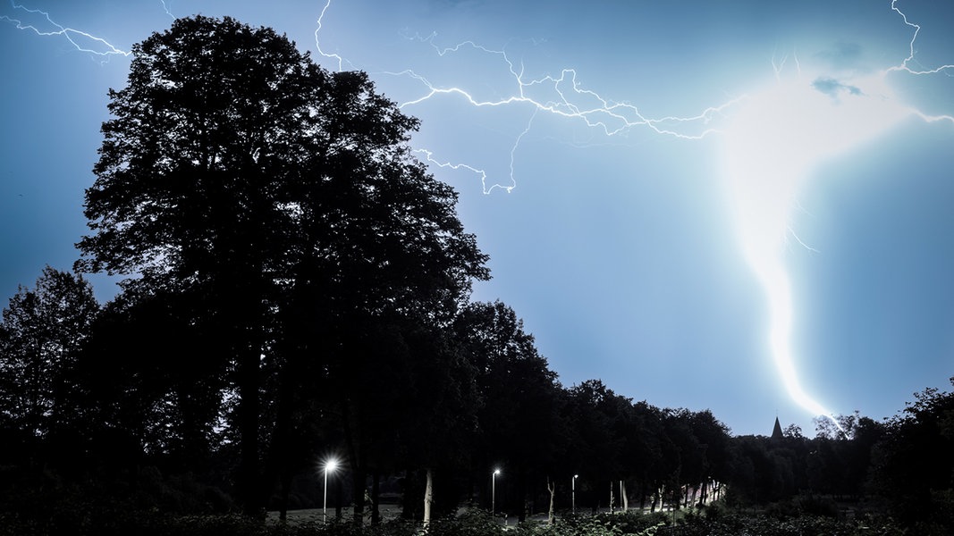 Der Blitz eines Gewitters erhellt den Himmel über Büchen-Dorf.