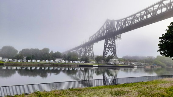 Die Rendsburger Hochbrücke bei leichtem Nebel. © Marita Volkmann Foto: Marita Volkmann