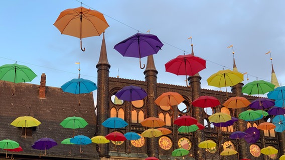 Bunte Regenschirme am Marktplatz vor dem Lübecker Rathaus. ©  Ines Andersen Foto:  Ines Andersen