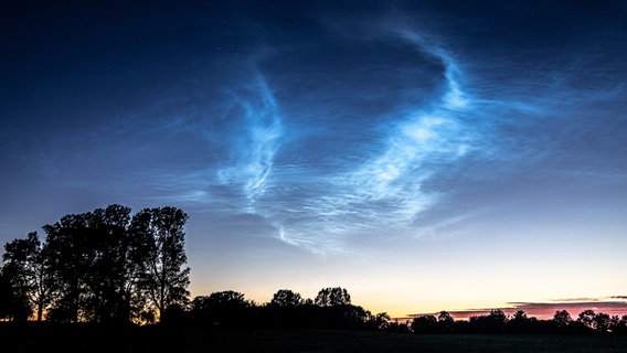 Leuchtende Nachtwolken über Schleswig-Holstein. © Ursula Potts Foto: Ursula Potts