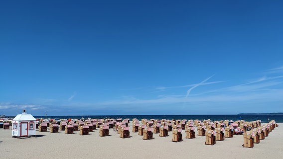 Viele Strandkörbe stehen am Strand von Travemünde. © Traute Wehrend Foto: Traute Wehrend