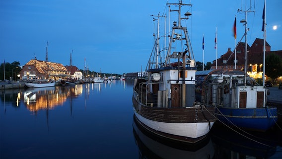 Der Neustädter Hafen bei blauer Abendstimmung. © Klaus Erlwein Foto: Klaus Erlwein