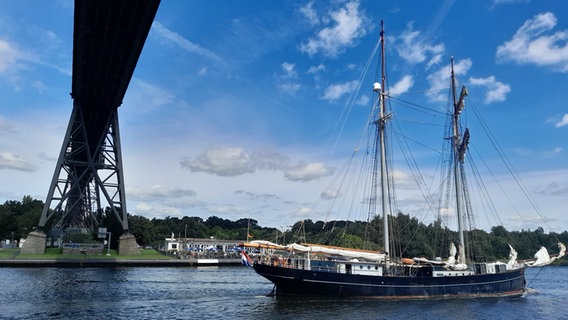 Segelschiff fährt auf dem Nordostsee-Kanal durch die Eisenbahnhochbrücke in Rendsburg durch. © Marita Volkmann Foto: Marita Volkmann