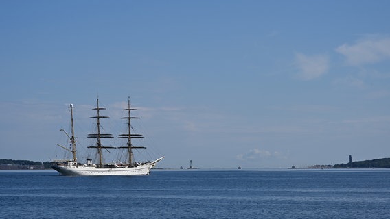 Die Gorch Fock segelt bei glattem Wasser und Sonnenschein auf der Kieler Förde. © Manfred Krüger Foto: Manfred Krüger