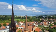 Der Blick führt vom Schleswiger Dom auf die Schlei und zeigt die Dächer der Stadt Schleswig. © Sabine Thieme Foto: Sabine Thieme