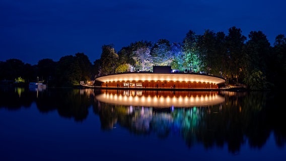 Die Eutiner Freilichtbühne bei Nacht mit warmen Lichtern beleuchtet. © Karin Ebert Foto: Karin Ebert