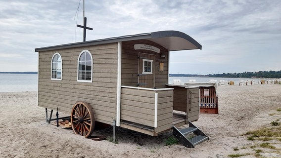 Ein hölzener Kirchenwagen auf dem Eckernförder Strand. © Marita Volkmann Foto: Marita Volkmann