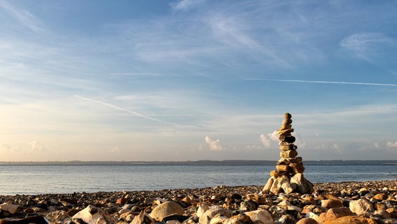 Ein Turm aus Steinen am Meer. © Rüdiger Seemann Foto: Rüdiger Seemann