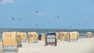 Strandkörbe am Strand von Laboe. Dahinter sind Kite-Surfer zu sehen. © Ortwin Heicappell Foto: Ortwin Heicappell