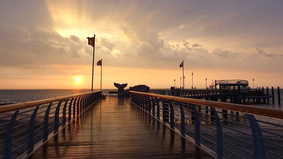 Die neue Mittelbrücke in Wyk auf Föhr bei Sonnenaufgang. © Korinna Neef Foto: Korinna Neef