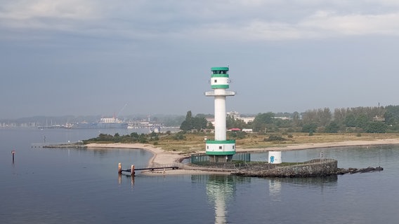 Ein grün-weißer Leuchtturm in der Kieler Förde. © Maria Fröse Foto: Maria Fröse