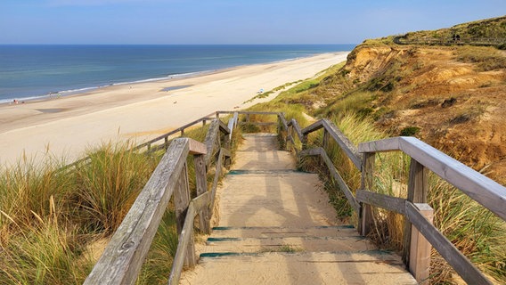 Eine Holztreppe zum Strand am roten Kliff in Kampen auf Sylt. © Uwe Schmale Foto: Uwe Schmale