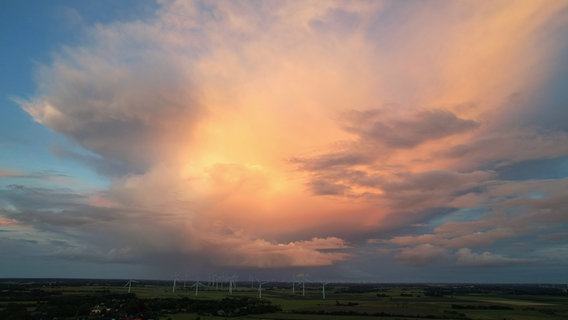 Wolken am Himmel über Schleswig-Holstein werden von der Sonne orange angeleuchtet © Helma Johannsen Foto: Helma Johannsen