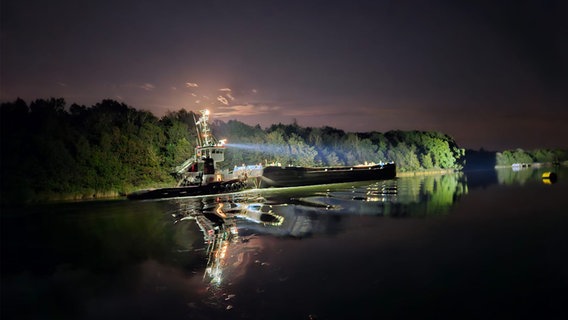 Zwei Schiffe auf dem Flemhuder See bei Nacht. © Petra-Marlen Bünger Foto: Petra-Marlen Bünger