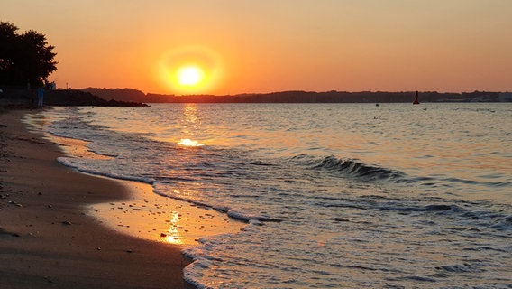 Sonnenuntergang am Strand von Heikendorf. © Andrea Lorenz Foto: Andrea Lorenz