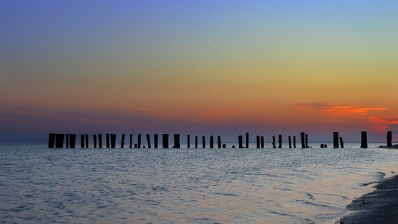 Ein farbenfroher Himmel über der Südstrandbrücke in Wyk auf Föhr. © Andrea Sachau Foto: Andrea Sachau