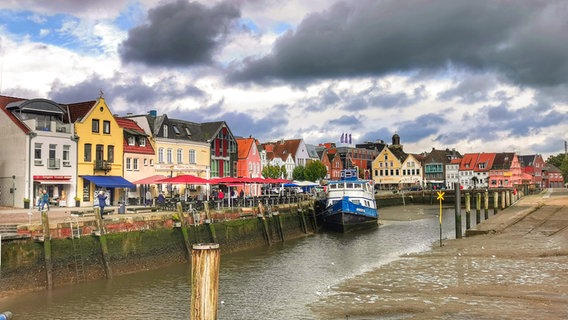 Bunte Häuser am Husumer Hafen bei Ebbe. © Korinna Neef Foto: Korinna Neef