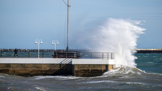 Die durch den Wind aufgetürmten Wellen peitschen gegen den Steg, sodass das Wasser hochspritzt. © Ralf Steinbock Foto: Ralf Steinbock