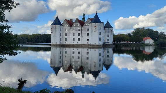 Schloss Glücksburg spiegelt sich im Wasser. © Heidi Westenberger Foto: Heidi Westenberger