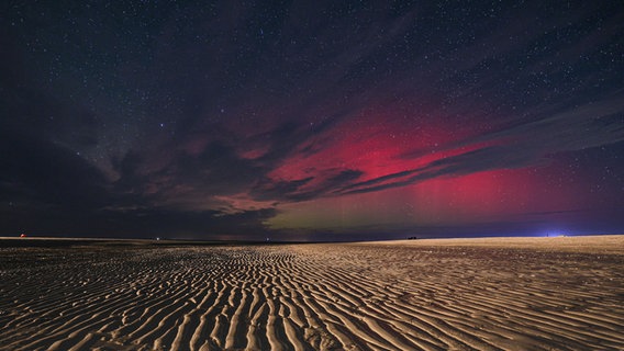 Polarlichter über dem Strand von St.Peter-Ording. © Michaela Peter Foto: Michaela Peter