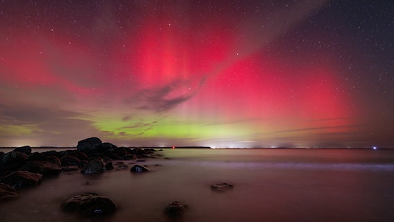 Bunte Polarlichter am Nachthimmel über der Flensburger Förde. © Gerd Rossen Foto: Gerd Rossen