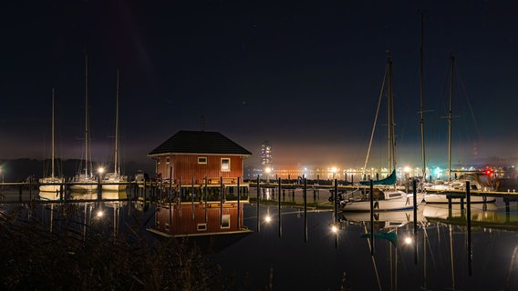 Segelboote in einem kleinen Yachthafen bei Nacht © Jörn Tietje Foto: Jörn Tietje