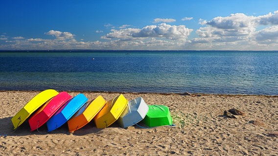 Kleine, bunte Boote liegen am Ostseestrand. © Hans-Otto Klies Foto: Hans-Otto Klies