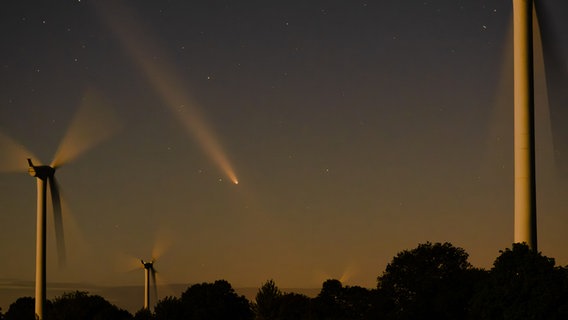 Der Komet Tsuchinshan Atlas kurz nach Sonnenuntergang über Kiel. © Lutz Kügler Foto: Lutz Kügler