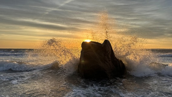 Ein Fels wird von der Brandung der Eckernförder Bucht umschäumt. © Freya von Eckardstein-Kirchhoff Foto: Freya von Eckardstein-Kirchhoff