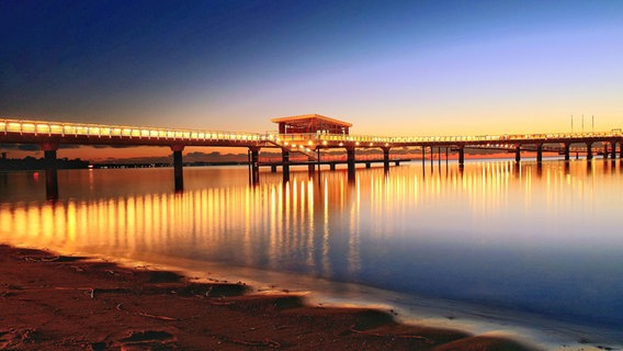 Die Seebrücke von Haffkrug am frühen Morgen. © Monika Grebien Foto: Monika Grebien