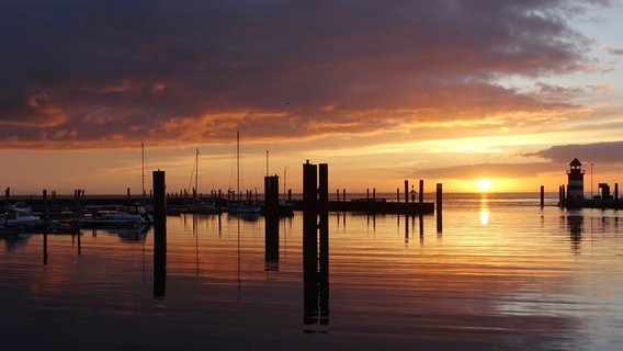 Die Wyker Hafeneinfahrt bei Sonnenaufgang. © Korinna Neef Foto: Korinna Neef