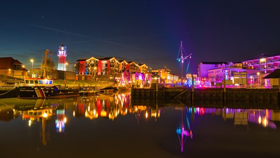 Der bunt belechtete Hafen von Büsum am Abend. © Ralf Horstmann Foto: Ralf Horstmann