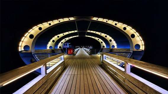 Die Seebrücke von Kellenhusen am Abend. © Hans-Jürgen Kaufhold Foto: Hans-Jürgen Kaufhold