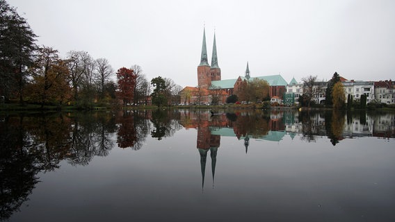 Der Blick über den Mühlenteich auf den Lübecker Dom. © Klaus Erlwein Foto: Klaus Erlwein