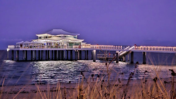 Die Seeschlösschenbrücke bei abendlicher Dämmerung. © Solvei Schumann Foto: Solvei Schumann