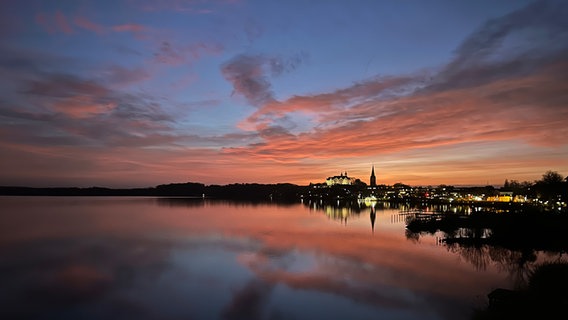 Der Blick auf Plön über den See bei Sonnenuntergang. © Peter Schult Foto: Peter Schult