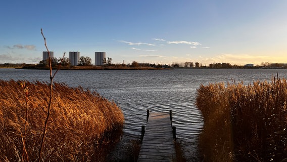 Blick auf die 3 Hochhäuser entlang des Binnensees auf Fehmarn. © Kirsten Urbanietz Foto: Kirsten Urbanietz