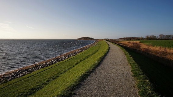 Ein Weg an der Ostseeküste auf Fehmarn führt direkt zum Leuchtturm am Flügger Stand. © Klaus Erlwein Foto: Klaus Erlwein