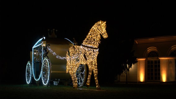 Eine beleuchtete Pferd-Kutsche-Installation auf einem Weihnachtsmarkt. © Kay-Uwe May Foto: Kay-Uwe May