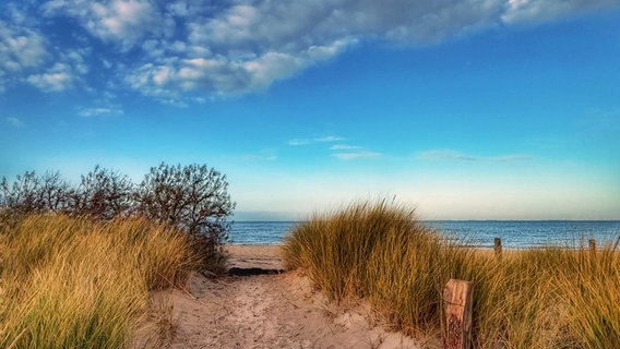 Blauer Himmel über der Ostsee in Heiligenhafen. © Mary Riedel Foto: Mary Riedel