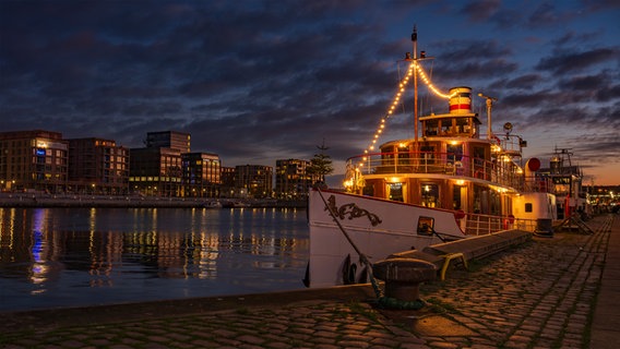 Der weihnachtlich beleuchtete Raddampfer Freya im Kieler Hafen. © Mirko Fleitmann Foto: Mirko Fleitmann