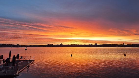 Der Sonnenaufgang über der Kieler Förde. © Volker Neemann Foto: Volker Neemann