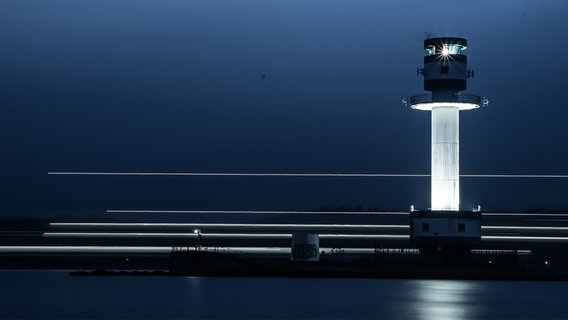 Der Leuchtturm in Friedrichsort bei Nacht und Nebel. © Sam-Luis Rüffler Foto: Sam-Luis Rüffler