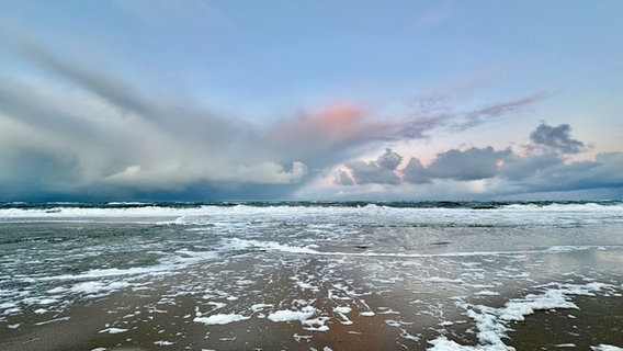 Westerländer Strand kurz vor Sonnenaufgang. © Cornelia Göricke-Penquitt Foto: Cornelia Göricke-Penquitt