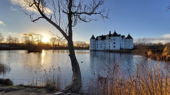 Das Wasserschloss in Glücksburg bei tiefstehender Sonne. © Heidi Westenberger Foto: Heidi Westenberger