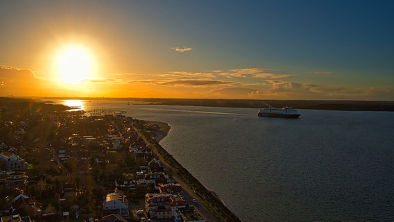 Ausblick vom Laboer Ehrenmal auf die Kieler Förde bei Sonnenuntergang. © Ralf Horstmann Foto: Ralf Horstmann