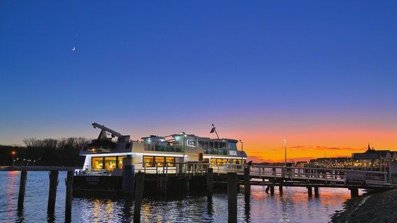 Klarer Abendhimmel über dem Wasser in Lübeck-Travemünde. © Frank Märtens Foto: Frank Märtens