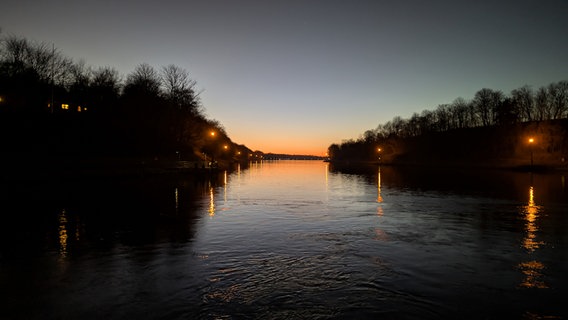 Der Nord-Ostsee-Kanal bei der abendlichen Überfahrt. © Andreas Schweigstill Foto: Andreas Schweigstill