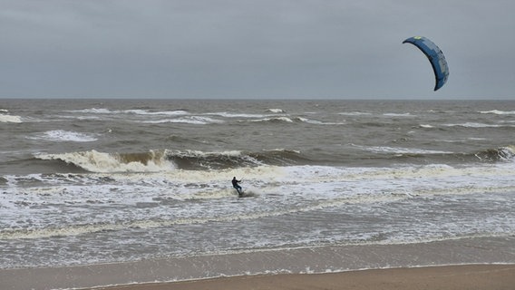 Ein Kitesurfer nutzt den rauen Wind vor Westerland. © Uwe Schmale Foto: Uwe Schmale