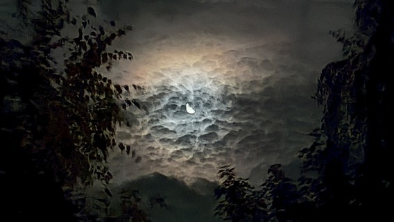 Der Mond schaut im Abendhimmel durch Wolken hindurch. © Artur Pflanz Foto: Artur Pflanz